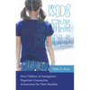 Kids in the Middle: How Children of Immigrants Negotiate Community Interactions for Their Families - Paperback